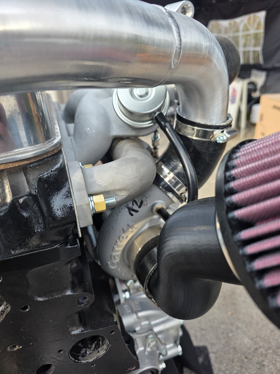 Garrett turbocharger with AN4 oil feed line and K&amp;N air filter